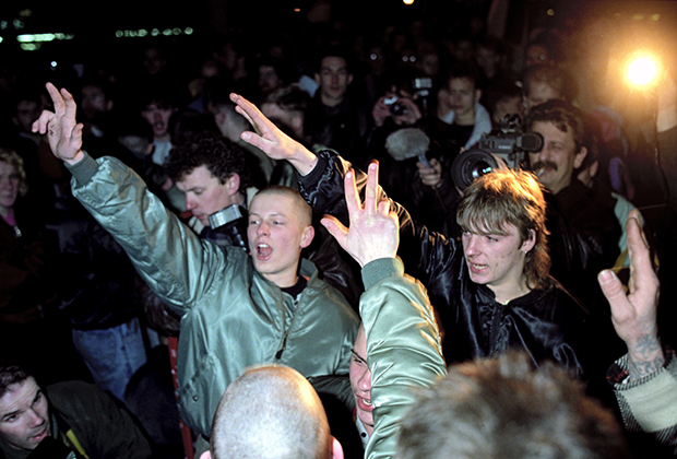 Члены неофашистских формирований в ГДР. Март, 1990