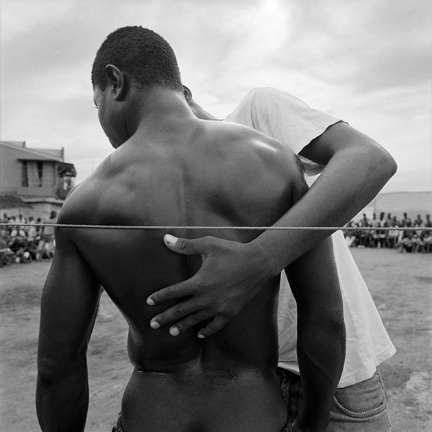 Доктор поддерживает борца после нокаута. Деревня Дзамандзар, остров Нуси-Бе, Мадагаскар, 2015
