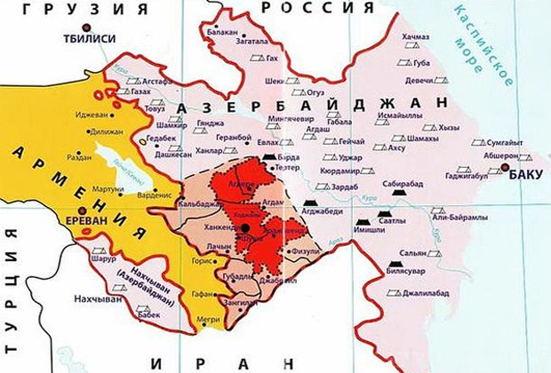 Территория Нагорного Карабаха — красный; пунктиром отмечен пояс безопасности