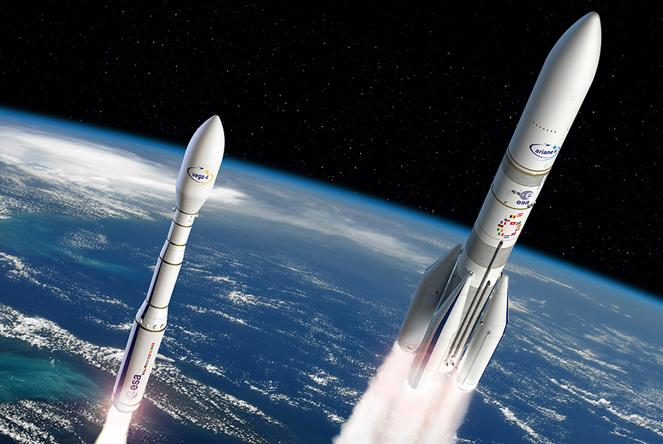 Европейский носитель Ariane 6 получит две конфигурации: среднетяжелую A62 (с двумя твердотопливными ускорителями от легкой ракеты Vega C) и тяжелую A64 (с четырьмя ускорителями). В первом случае на геопереходную орбиту будет выводиться до пяти тонн полезной нагрузки, во втором — до 10,5 тонны.


В перспективе A62 заменит российский средний «Союз-СТ-Б», запускаемый с космодрома Куру, а A64 после 2023 года окончательно вытеснит европейскую тяжелую Ariane 5. К настоящему времени Ariane 6 получила контракты на три пуска.


На пять лет разработки ракеты и соответствующей инфраструктуры выделено 3,6 миллиарда евро. Основной вклад в проект вносит Франция (52 процента). На втором месте — Германия (22 процента). Контракт на разработку Ariane 6 подписан в 2015 году, дизайн носителя определен в 2016 году. В создании ракеты участвуют аэрокосмические компании ASL (Airbus Safran Launchers) и ELV (Ensemble de Lancement Vega), в развертывании стартовой площадки — французский Национальный центр космических исследований.


Издание ArsTechnica полагает, что европейская ракета, хоть и одноразовая, имеет по сравнению с американскими создаваемыми носителями максимальные шансы полететь именно в 2020 году.