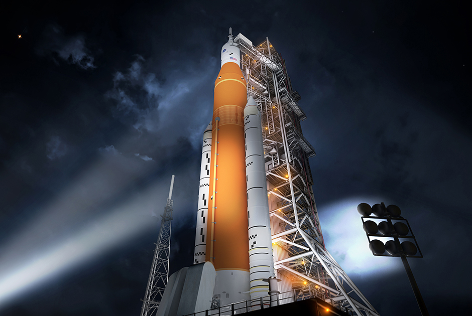 Разрабатываемая под руководством американской компании Boeing сверхтяжелая ракета SLS (Space Launch System) предназначена для миссий к Луне и Марсу. Первый полет базовая версия ракеты (грузоподъемностью до 70 тонн на низкую околоземную орбиту) должна совершить в 2020 году, что с высокой вероятностью будет сдвинуто вправо. Усиленный вариант ракеты предполагает отправку в космос до 130 тонн.


НАСА допускает использование SLS для запуска десяти миссий, включающих отправку межпланетной станции к Европе (спутнику Юпитера с подповерхностным океаном), запуск модулей окололунной орбитальной станции LOP (Lunar Orbital Platform) — Gateway и пилотируемый полет на Марс.


Главный и часто критикуемый недостаток SLS заключается в чрезвычайно высокой стоимости одноразовой ракеты, на создание которой с 2011-го ежегодно тратится почти по два миллиарда долларов.
