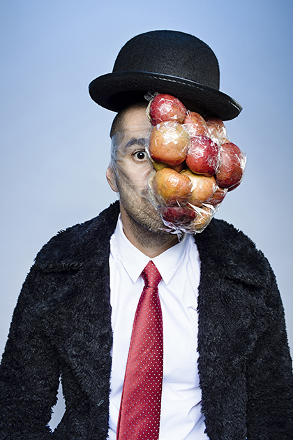 «По-английски выражение apple-faced означает круглый тип лица, круглое как яблоко. У художника Рене Магритта на многих работах у героев apple-face, в буквальном смысле, вместо лица — одно большое яблоко». 