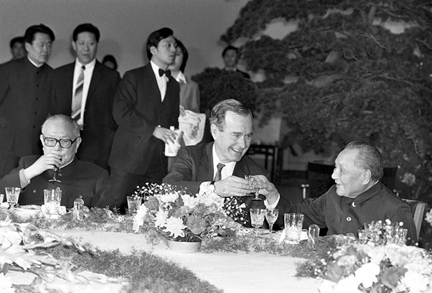 41-й президент США Джордж Буш-старший и формальный руководитель Китая в 1970-1990-х Дэн Сяопин 