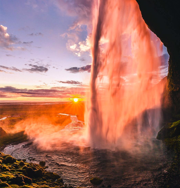 Норвежец Александр Хенриксен часто фотографирует природу и знает, что в этом деле важнее всего найти красивое место. Когда он снимал Сельяландсфосс, об этом можно было не волноваться. Один из самых известных водопадов Исландии хорош с любого ракурса, а во время заката — особенно. 
