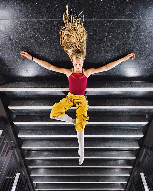 Берлинский фотограф Тхай Хоанг сфотографировал танцовщицу, в конце сложной съемки прикорнувшую на лестнице железнодорожной станции.

