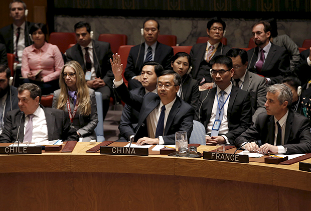Заместитель постпреда Китайской Народной Республики при ООН Ван Минь голосует против сбора заседания Совета безопасности для обсуждения вопроса о нарушении прав человека в Северной Корее