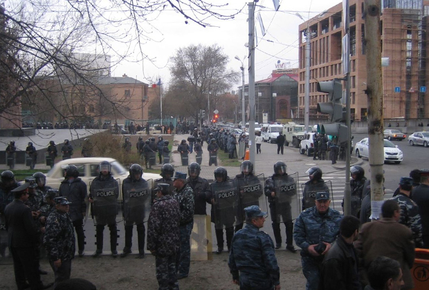 Несогласные с подсчетом голосов в ходе выборов президента Армении вышли на улицы Еревана. 1 марта 2008 года