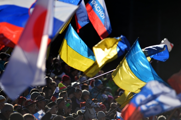 Флаги Украины и России на Кубке мира по биатлону