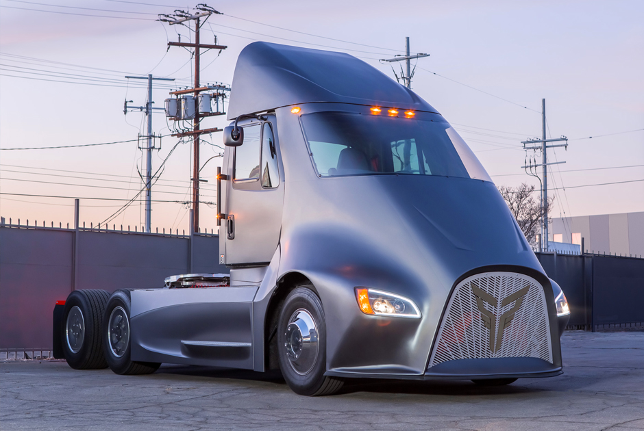 ET-One — самый амбициозный проект от небольшой компании из Лос-Анджелеса под название Thor Trucks. Еще в декабре 2017 года в компании числилось 17 человек, а сейчас они уже сотрудничают с одной из крупнейших мировых служб доставки UPS и принимают заказы на грузовики и тягачи. Справедливости ради стоит сказать, что до широкого производства пока далеко. ET-One способен проехать без подзарядки около 500 километров при мощности от 300 до 700 лошадиных сил. Компания уверяет, что обслуживание электротягача будет комфортным и доступным, так как все детали максимально просты и не требуют специального оборудования для установки.