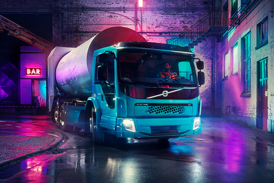 Шведская Volvo может похвастать своими наработками электротягачей. У компании уже есть версия грузовика, мусоровоза (на фото) и электротягача. Все версии в настоящее время проходят испытания, а на дорогах появятся уже в 2019 году.