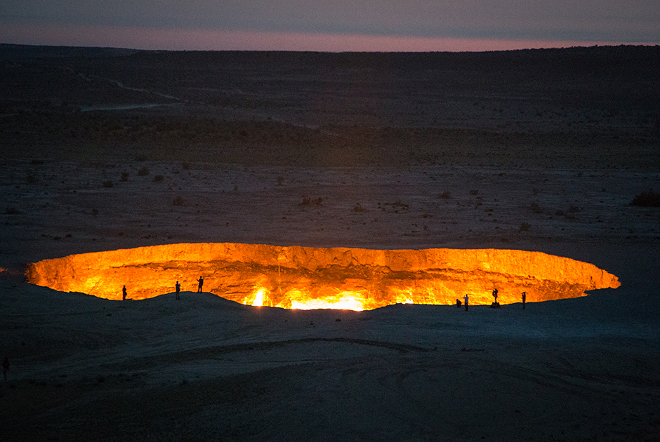 В 1971 году советские геологи обнаружили в Туркмении подземную пещеру, наполненную газом. Бурение привело к образованию кратера и выбросу газа. Чтобы ограничить вредное воздействие на людей и животных, газ решили поджечь. Геологи надеялись, что огонь погаснет через несколько дней, но он горит до сих пор. Местные называют его «Дверью в преисподнюю» или «Вратами ада», так как все живое, что попадает в кратер, гибнет. 