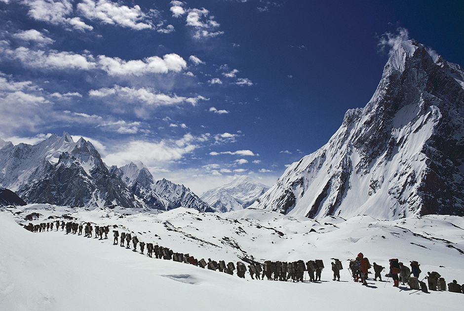 Гора Чогори, известная в Европе как K2, ниже Джомолунгмы более чем на 200 метров. Но подняться на нее куда сложнее — если Эверест покорило более 8300 человек, то вершины К2 достигли лишь 302 альпиниста. При этом Джомолунгма унесла жизни 280 человек, а Чогори — 77 человек. Таким образом, при штурме К2 погибает каждый пятый альпинист! 