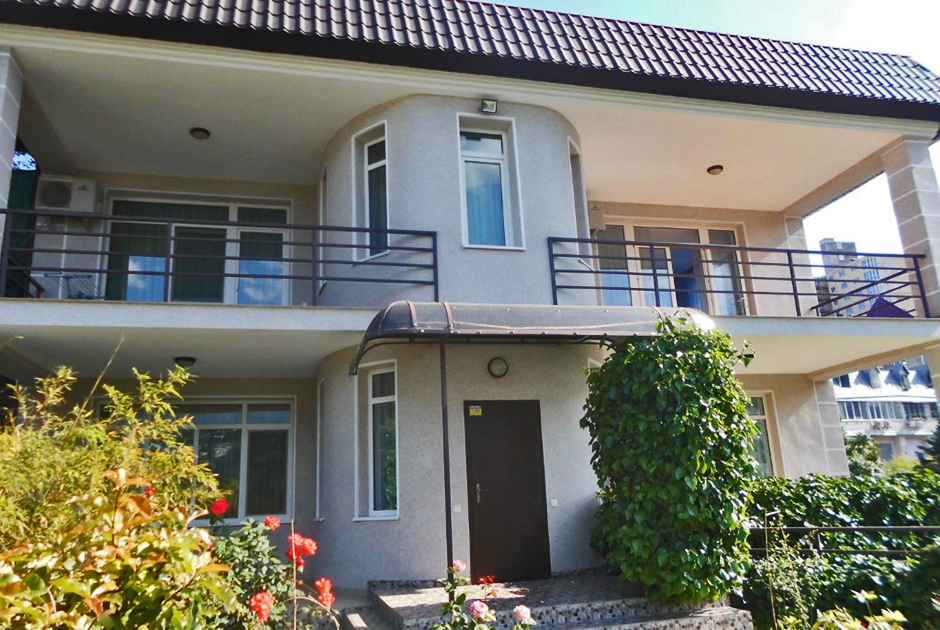 Последний из самых дорогих крымских объектов для «диких» арендаторов — 240 метровый коттедж там же, в Ялте. За 25 тысяч в сутки жильцы получают четыре спальни (в каждой свой санузел), гостиную-кухню, сад, гараж.