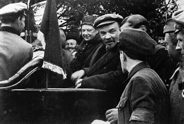Владимир Ленин и Надежда Крупская в автомобиле. Красная площадь. 1 мая 1919 года