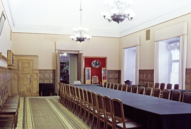 Зал заседаний Совета Народных Комиссаров, примыкающий к кабинету 