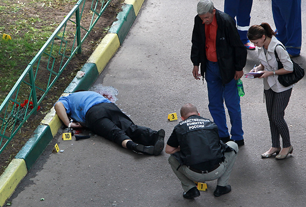 Сотрудники правоохранительных органов проводят следственные действия у дома №38 на Комсомольском проспекте, где был застрелен бывший полковник Юрий Буданов