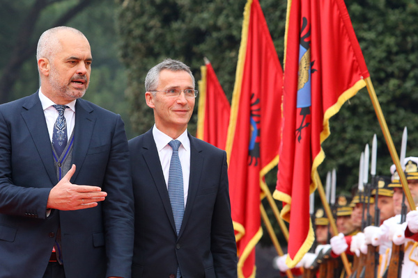 Премьер-министр Албании Эди Рама (слева) и генеральный секретарь НАТО Йенс Столтенберг (справа)