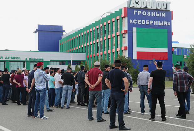 Жители Чечни встречают в аэропорту Грозного борт с телом Юсупа Темирханова