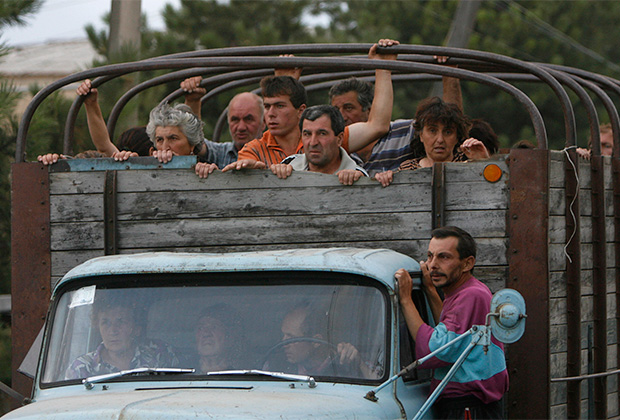 Грузинские беженцы покидают свои селения, расположенные недалеко от города Цхинвали. 8 августа 2008 года