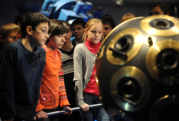Ученики астрономического кружка у экспоната в одном из залов Московского планетария. 