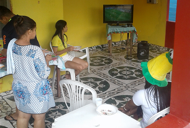 Индейцы смотрят матч по футболу