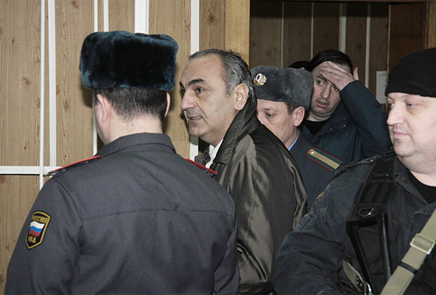 24 марта 2010 года. Тариэл Ониани (Таро, в центре), обвиняемый в похищении предпринимателя и вымогательстве, в Хамовническом суде Москвы