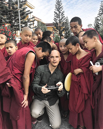 С буддистскими монахами