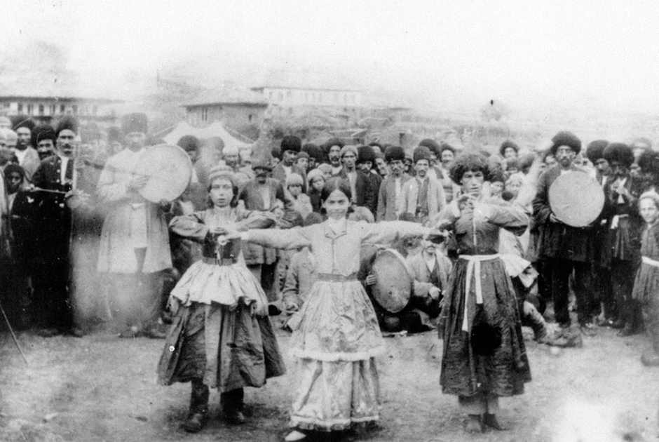 Музыканты и танцы в городе Сельмас.