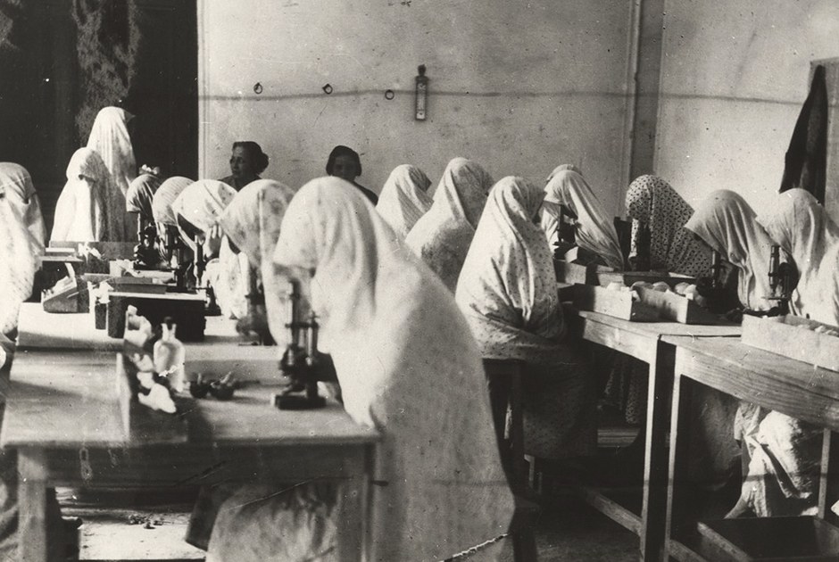 Несмотря на традиционную одежду и покрывала на голове, девушки в женской школе изучают самую передовую науку того времени, а класс оборудован микроскопами — недешевое удовольствие. На другом фото школьницы одеты уже в европейское платье. 