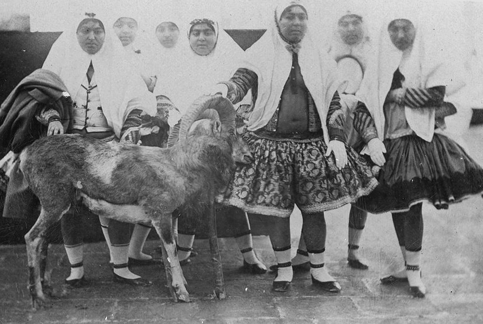 Группа женщин с козой в андаруни (внутренних покоях) дворца шаха. Покрывала на их головах удивительным образом сочетались с мини-юбками, которые вызвали бы скандал в любой европейской столице того времени.
