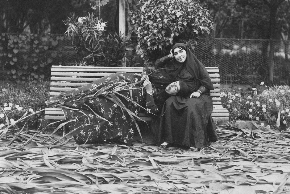 Рядом с внучкой шаха Фахр аль-Тадж на скамейке прикорнула ее мать — дочь шаха Насера ад-Дина Исмат ад-Даула. 
