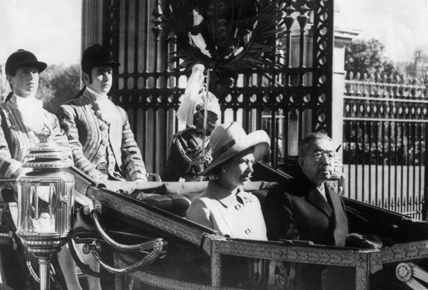 Королева Великобритании Елизавета II и император Хирохито въезжают в ворота Букингемского дворца