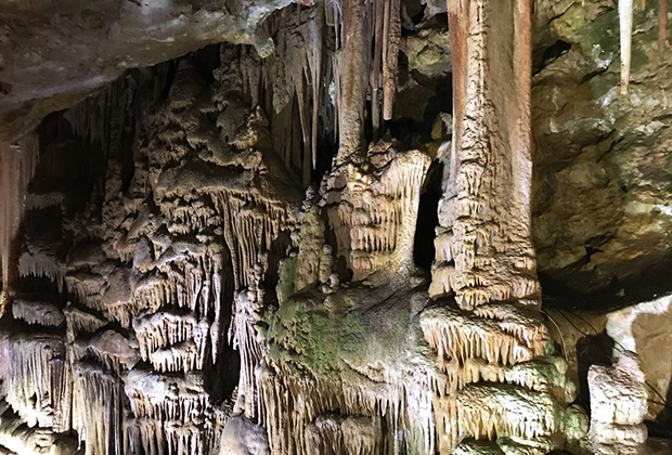 Насладившись прохладой водопада, спускаемся в пещеру Караджа, расположенную в провинции Гюмюшхане
