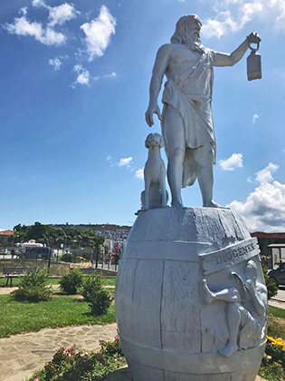 В Синопе есть памятник Диогену