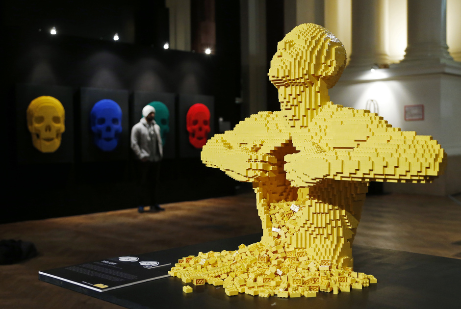 Скульптура «Yellow» Натана Савайа из кубиков LEGO