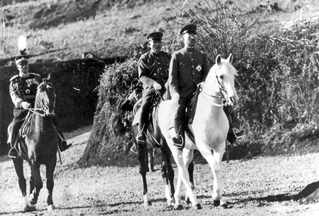 Император в мундире и на боевом коне на церемонии выпуска в Военной академии. Январь 1938 года