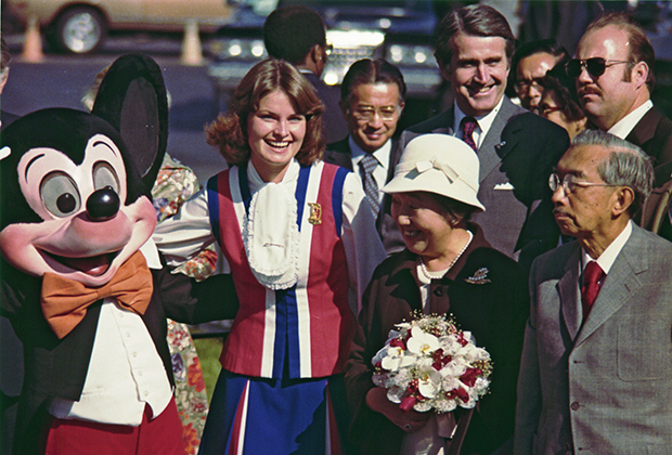 Микки-Маус и посол Диснейленда Кэти Смит сопровождают Хирохито и его супругу Нагако во время визита в калифорнийский Диснейленд, 8 октября 1975 года