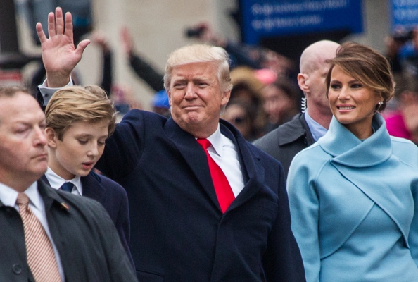 Президент США Дональд Трамп, его супруга Мелания и сын Бэррон 