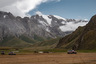 Широкие долины в обрамлении снежных шапок пятитысячников — канонический пейзаж Кыргызстана. На фоне могучего Тянь-Шаня и Кавказ, и тем более Альпы выглядят невысокими холмиками. 