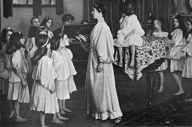 Айседора Дункан в танцевальной школе под Берлином (1906)