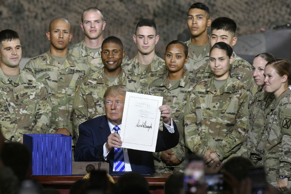 Президент США Дональд Трамп после подписания оборонного бюджета