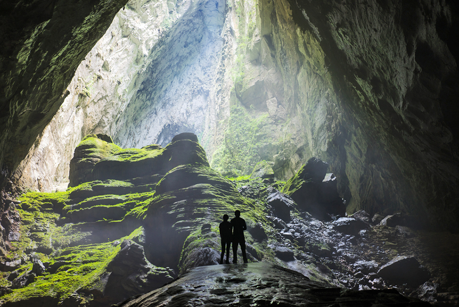 Одна из самых посещаемых достопримечательностей Вьетнама — пещера Шондонг — находится в центральной части страны, в национальном парке Фонгня-Кебанг, и признается самой крупной пещерой в мире. Ее длина — почти 6,5 тысячи метров, а в некоторых местах проходы достигают 200 метров в высоту и 150 метров в ширину. 