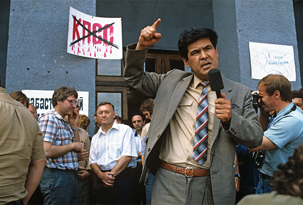Председатель исполнительного комитета областного Совета народных депутатов Аман Тулеев выступает на общегородском митинге, 1990 год