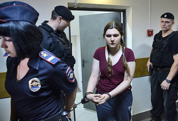 Рассмотрение вопроса о продлении ареста обвиняемой по делу организации «Новое величие» Анны Павликовой в Дорогомиловском районном суде