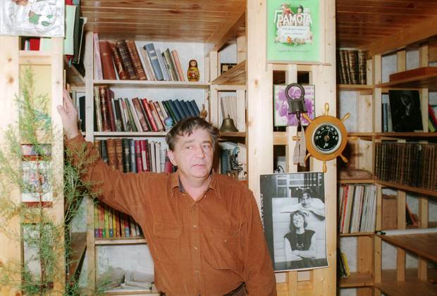 Эдуард Успенский в своей библиотеке