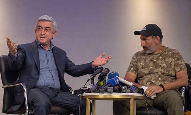 Премьер-министр Серж Саргсян (слева) и лидер протестного движения «Мой шаг» Никол Пашинян во время встречи в гостинице Marriott Armenia на площади Республики в Ереване