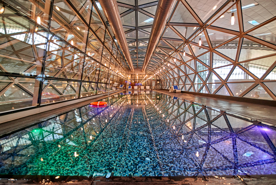 Международный аэропорт Хамад в столице Катара Дохе — один из самых современных в мире. Открытие его состоялось в 2014 году — на пять лет позже намеченного срока. Зато тут есть 25-метровый бассейн, тренажерный зал и джакузи. Насладиться всем этим можно всего за 35 долларов.    