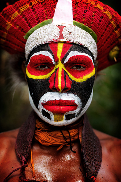 Эта красивая молодая женщина живет в деревне Лагайм, округ Тамбул, провинция Западное Высокогорье, Папуа — Новая Гвинея.