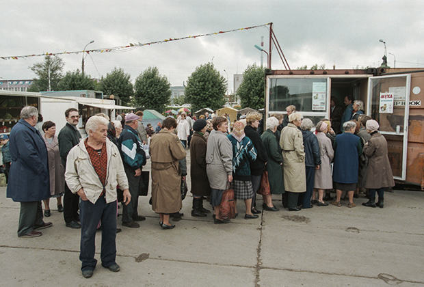 В очереди за продуктами, Ярославль, август 1998 года