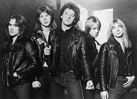 В 1981 году Iron Maiden уже одевались во все черное и кожаное, но еще не украшали одежду металлическими элементами. 